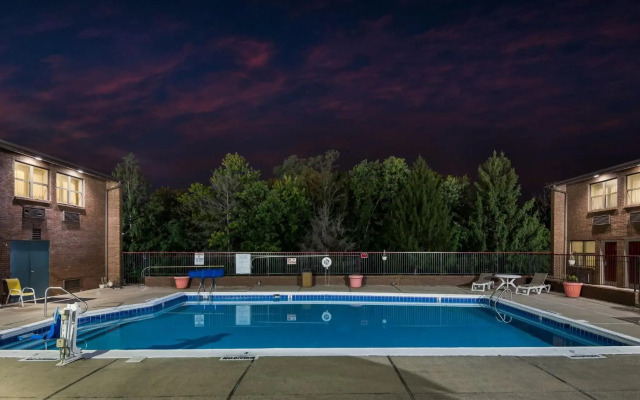 Red Roof Inn & Suites Lexington - Hamburg