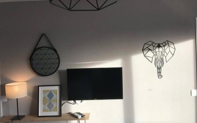 POILUS : Studio neuf avec PARKING