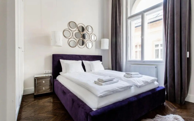 Opera Apartment with Garage, 2BR & 2BTH, AC