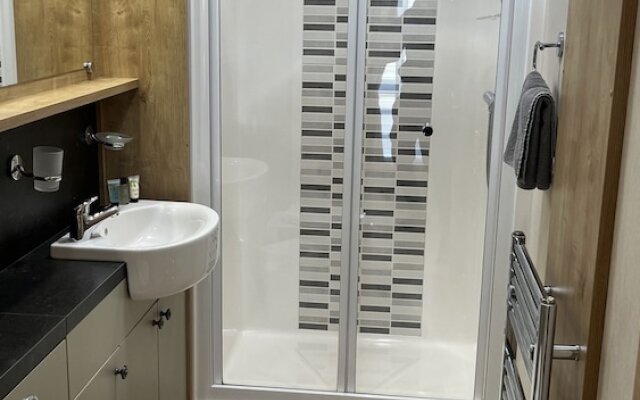 Dog Friendly Lodge With hot Tub, Quiet Location