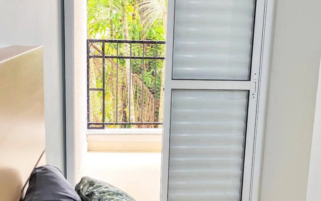 Apto Centro Ubatuba com Varanda Gourmet, Suíte e Piscina