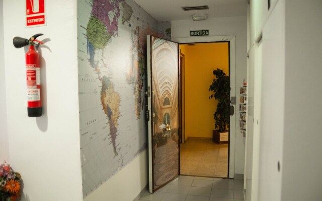 Go Bcn Hostal Ideal Badal - Hostel