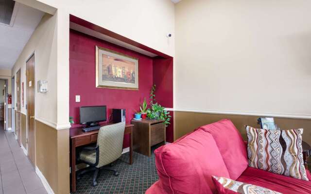 Econo Lodge Inn and Suites East