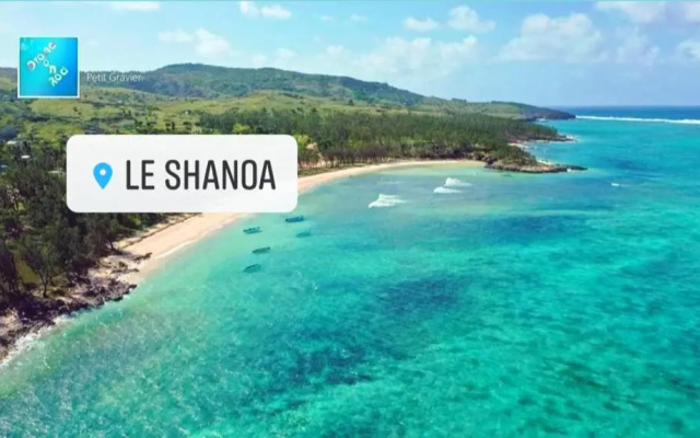 Le Shanoa-gite Feet in the Water