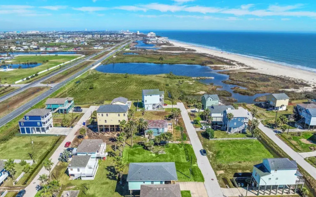 Sunny Beach House by Ryson Vacation Rentals