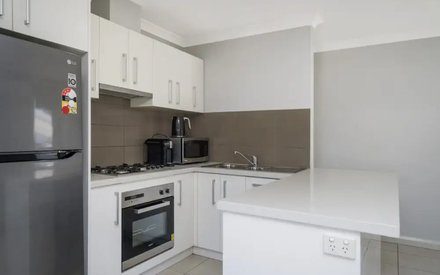 Sunny 2-bed in Quiet Location With Balcony