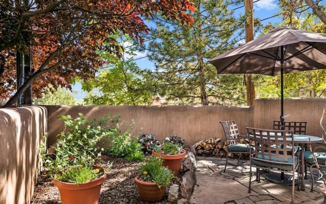 Old Santa Fe Trail - Walk Everywhere, Kiva Fireplace, Amazing Natural Light