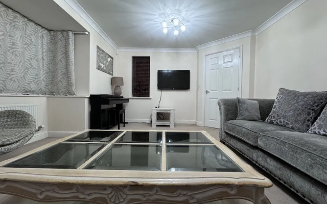 Spacious 4Bd House With Character In Coventry
