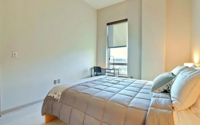 Fantastic 2BR Condo at Crystal City