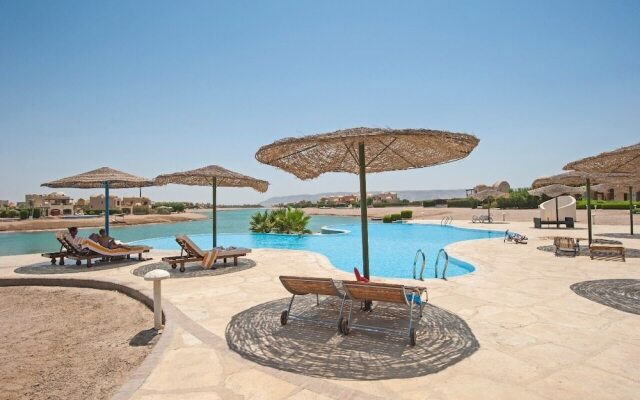 Apartment Overlooking Pool & Lagoon