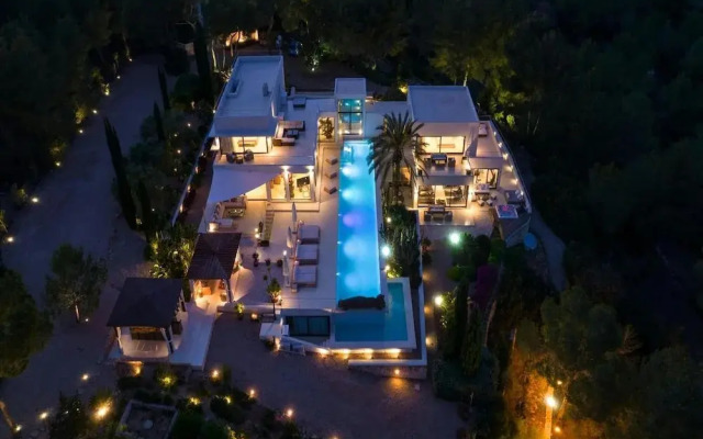 Holiday Home With Stunning Infinity Pool