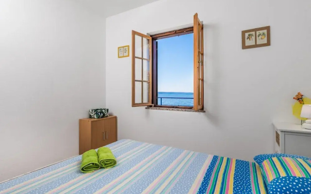 Sunny Beachfront Jablanac Apartments