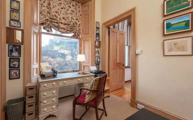 Castle View Spacious 3-bedroom Apartment