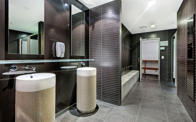 Low floor - Sleeps 8 - Circle on Cavill - Wow Stay