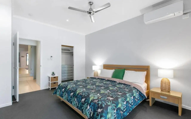 Ivy Street 7, Dicky Beach