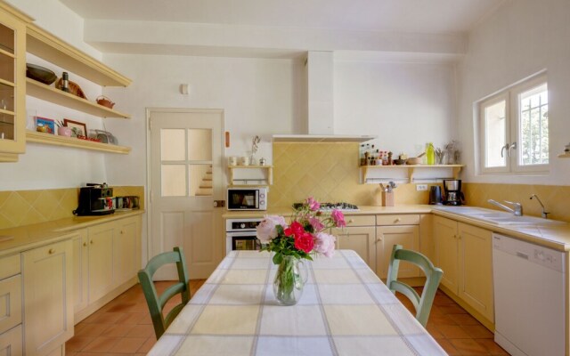 Secluded Holiday Home in Rustrel With Swimming Pool