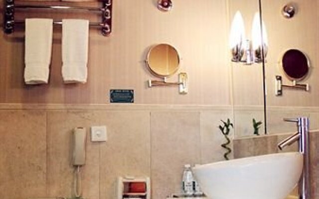 Universal House Grand Romance Hotel