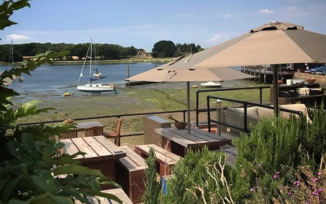 Coastal Retreat for 10 With Hot Tub