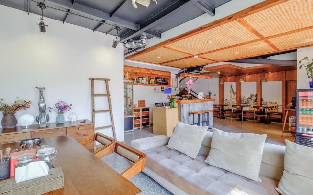Poke Amber Theme Hostel