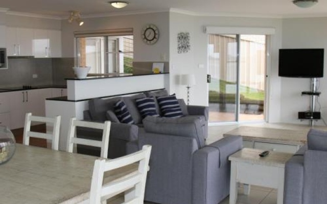 1 'The Clippers' 131 Soldiers Point Road - fabulous waterfront unit – Guest Rooms – Soldiers Point
