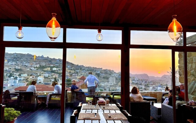 Ata Ali Hotel