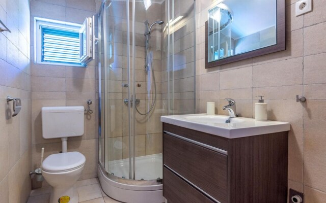 Beautiful Home in Makarska With Wifi and 4 Bedrooms