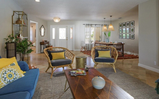 Golfview - Short Term Rental Certified by Weston. Private & Sanitized, Perfect for Social Distancing & Working From Home. Self Check-in. Private Pool, Pet Friendly. Super-host Support