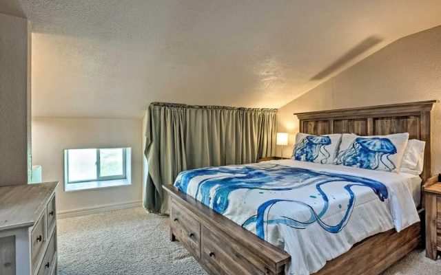 Gold Beach Townhome With Ocean Views & Sunroom!