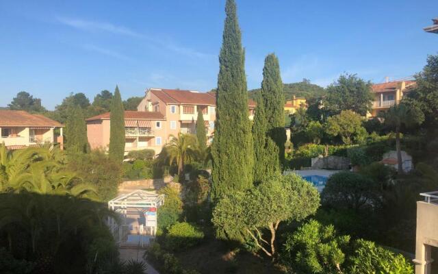 2P Terrasse vue piscine et jardin tropical La Croix Valmer