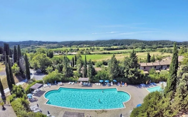 Resort with pool in Riparbella