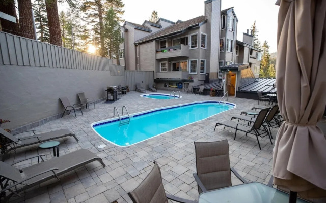 Slopeside Deluxe 2 Bedroom Condo with Free Parking, Spa, Free Gondola (Sierra Megeve 25) by RedAwning