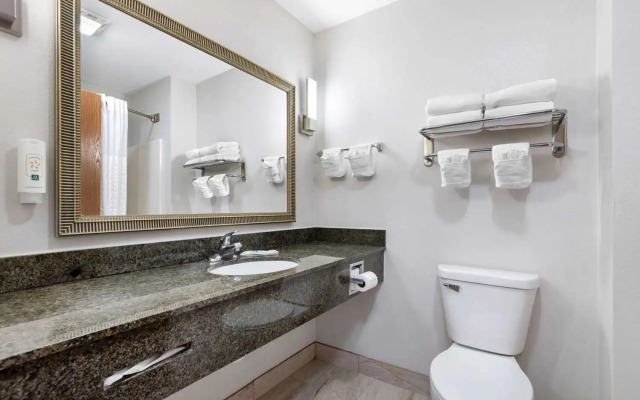 Quality Inn & Suites Fort Madison near Hwy 61