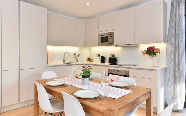 Bright, Spacious 2 bed Flat in Battersea, Sleeps 6