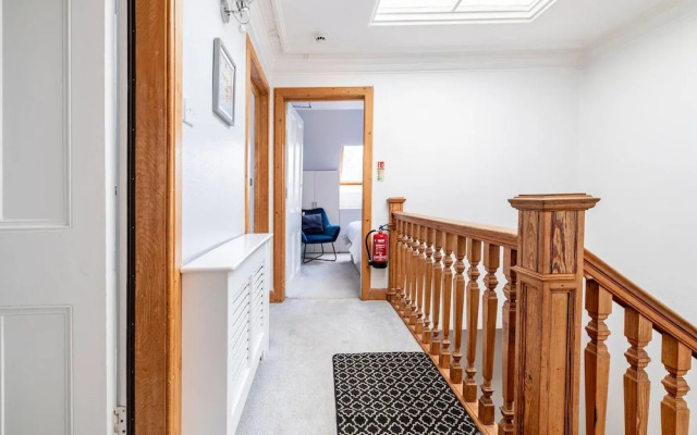 Stunning 5 Bedroom Large Apartment With Parking