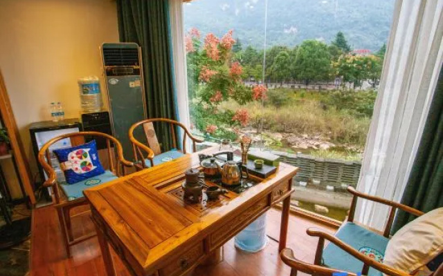 Xizhu Yue Boutique Audio-Visual Homestay – Balcony – Zhangjiajie