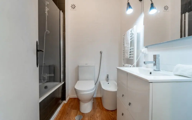 House and People - Rotunda do Caires