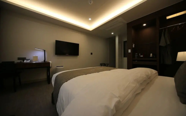 Hotel J's