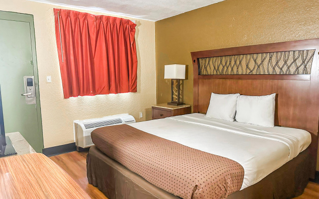 OYO Hotel Mobile, AL I-65 at Airport Blvd
