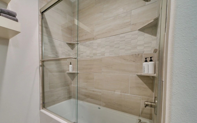 Upscale Texarkana Townhome, Walk to Downtown!