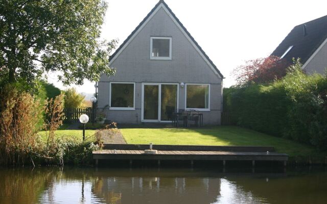 Comfy Bungalow With a Dishwasher, at the Water