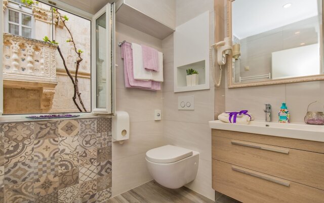 Apartments and rooms Perla