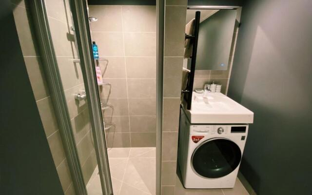 Albatross Mini - 2 Room Seaside Air-conditioned Apartment with Balcony