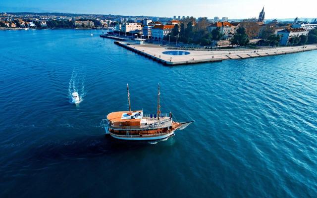 Rhythm Floating Hostel - Zadar