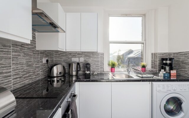 Bright and Modern Shepherd's Bush Gem - ROS