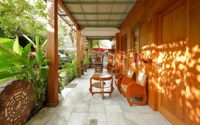 OYO 4016 Tan Jokteng Guest House