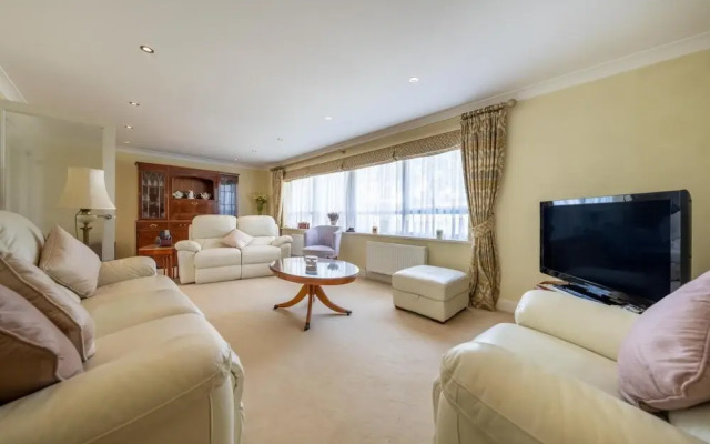 NEW 3BD Flat in the Heart of Bushey