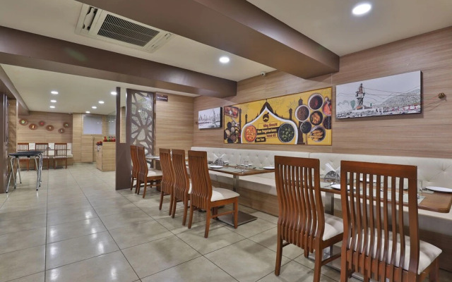 OYO 27897 Hotel The Grand Bansi