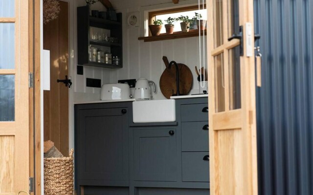 Luxury Hut - With own hot Tub, in Tunbridge Wells