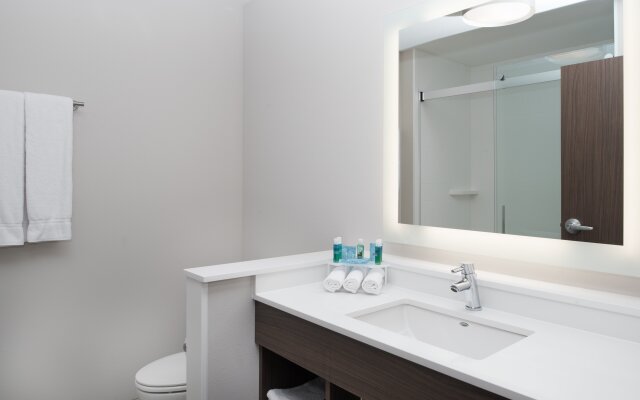 Holiday Inn Express & Suites Kingdom City by IHG