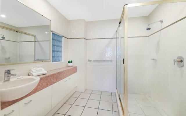 2 Bedroom Alex Unit - Ocean, Pool and Park Views